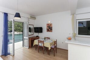Dining - Apartments Posta - Studio with Balcony and Sea View (Saplunara)