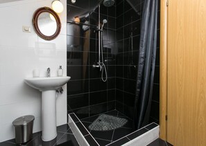 Amenidades de baño gratuitas, secadora de cabello, toallas 