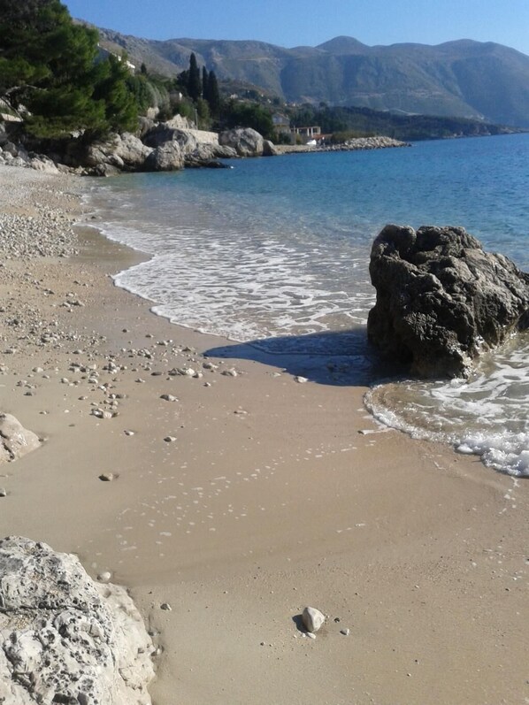 Beach - GHVillaNina ComfTripleRoom,Balcony&SeaViewS1crvena (Mlini)