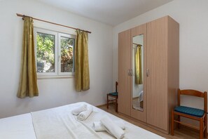 1 bedroom, iron/ironing board, internet, bed sheets