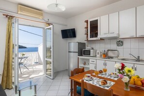 Fridge, microwave, stovetop, coffee/tea maker - House Rašica - One Bedroom Apartment with Terrace and Sea view (2) (Molunat)