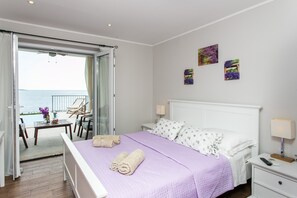 Tabla de planchar con plancha, wifi, ropa de cama