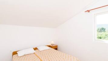 2 bedrooms, iron/ironing board, WiFi, bed sheets