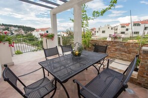 تناول الطعام بالخارج