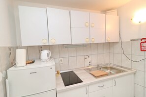 Kühlschrank, Herdplatte, Kochgeschirr/Geschirr/Besteck