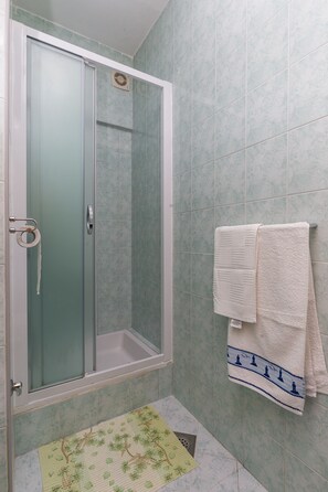 Secador de cabelo, toalhas de banho