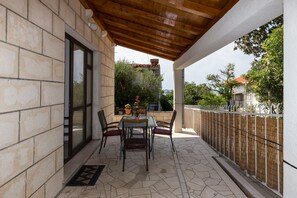 Outdoor dining - Apartments Kisic - Two-Bedroom Apartment with Terrace(prizemlje) (Mlini)