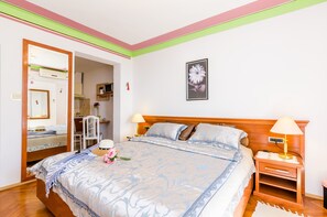 Iron/ironing board, Internet, bed sheets