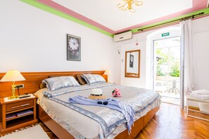 Iron/ironing board, internet, bed sheets