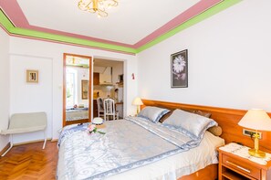 Iron/ironing board, Internet, bed sheets