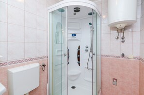 Shower, hair dryer, towels