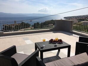 Outdoor dining - Apartments Eastern Paradise- Comfort One Bedroom Apartment with Terrace and Sea View (Bol)