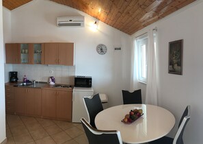 Dining - Apartments Eastern Paradise- Comfort One Bedroom Apartment with Terrace and Sea View (Bol)