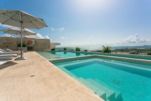 Piscine extérieure, cabanons gratuits, parasols de plage