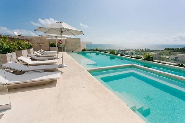 Outdoor pool, open 7:00 AM to 10:00 PM, free pool cabanas - Laguna 1 Riva (Cancun)