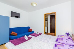Tabla de planchar con plancha, internet y ropa de cama