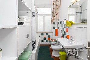 Badewanne, Haartrockner, Handtücher