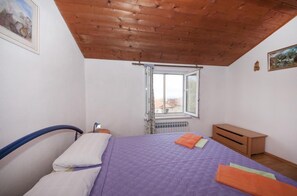 4 bedrooms, iron/ironing board, free WiFi