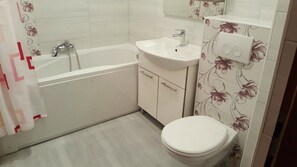 Bathtub, towels