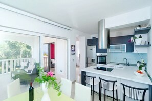 Fridge, microwave, oven, stovetop - Apartments Villa Bella Vista - Two Bedroom Apartment with Balcony and Sea View (Potomje)