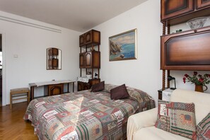 2 quartos, ferros/tábuas de passar roupa, Wi-Fi, roupa de cama