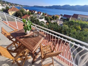 Outdoor dining - Apartments Klara - One bedroom Apartment with Balcony and Sea View (Viganj)