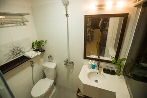 Doppia Deluxe | Bagno | Doccia, set di cortesia gratuito, asciugacapelli, asciugamani