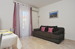 Flat-screen TV - Apartments Lenka - One Bedroom Apartment with Balcony and garden View A2 (Sutivan)