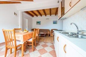 Fridge, microwave, oven, stovetop - Apartments Kirigin - Comfort Two Bedroom Apartment with Terrace and Sea View (Dubrovnik)