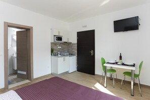 Tabla de planchar con plancha, wifi, ropa de cama