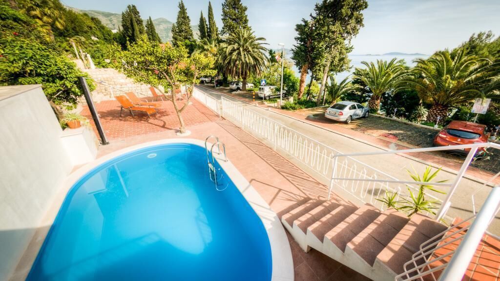 Utomhuspool och solstolar