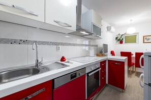 Kühlschrank, Mikrowelle, Ofen, Herdplatte