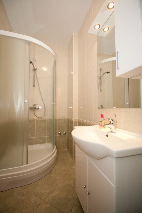 Estudio, balcón | Baño | Regadera, secadora de cabello, toallas 