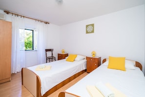 3 chambres, accès à Internet, literie fournie