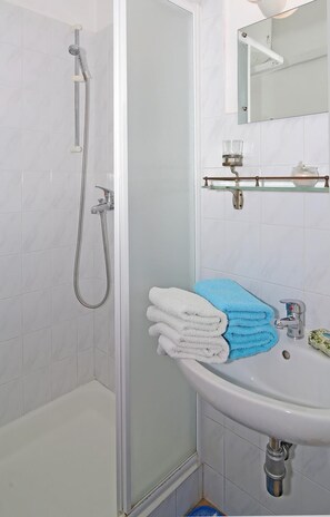 Secador de cabelo, toalhas de banho, sabonete, shampoo