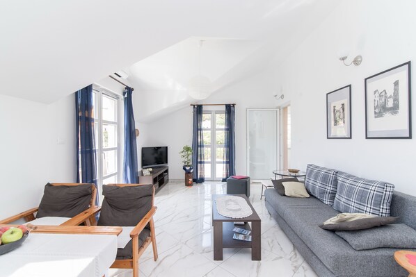 TV - Apartments Mare- One Bedroom Apartment with Garden View A3 (ST) (Postira)