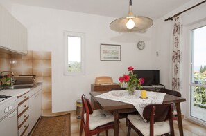 Kylskåp, ugn, spishäll och kaffe- och tebryggare