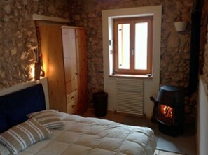 1 slaapkamer, een bureau, beddengoed