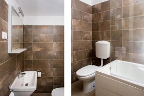 Baignoire, sĂšche-cheveux, serviettes fournies