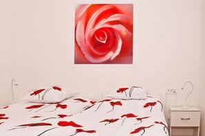 Iron/ironing board, internet, bed sheets