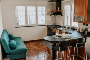 Kühlschrank, Ofen, Herdplatte, Wasserkocher mit Kaffee-/Teezubehör