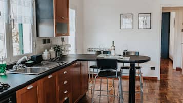 Kühlschrank, Ofen, Herdplatte, Wasserkocher mit Kaffee-/Teezubehör