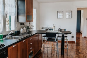 Frigorífico, horno, placa de cocina y cafetera o tetera
