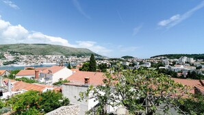 Un paisaje costero con vista al mar y colinas al fondo.