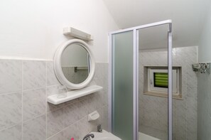 Secador de pelo y toallas