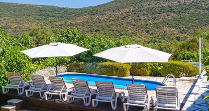 Apartment Desin - Kolmen makuuhuoneen huoneisto, josta on terassi ja näköala puutarhaan