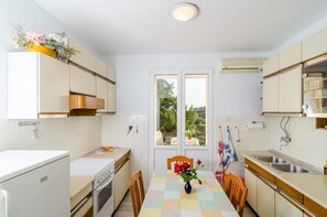 Fridge, oven, stovetop, cookware/dishes/utensils