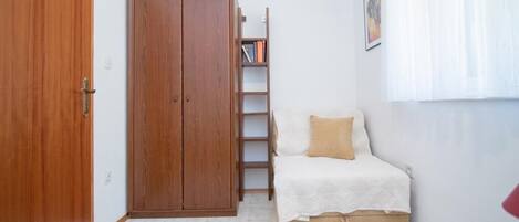 2 عدّة غرف نوم ومكواة/لوح كي وواي فاي وملاءات أسرّة