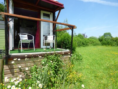 Rumenco, self contained 2 person, secluded/unique off grid glamping, own meadow!