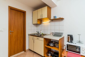 Réfrigérateur, four à micro-ondes, surface de cuisson, cafetière-théière